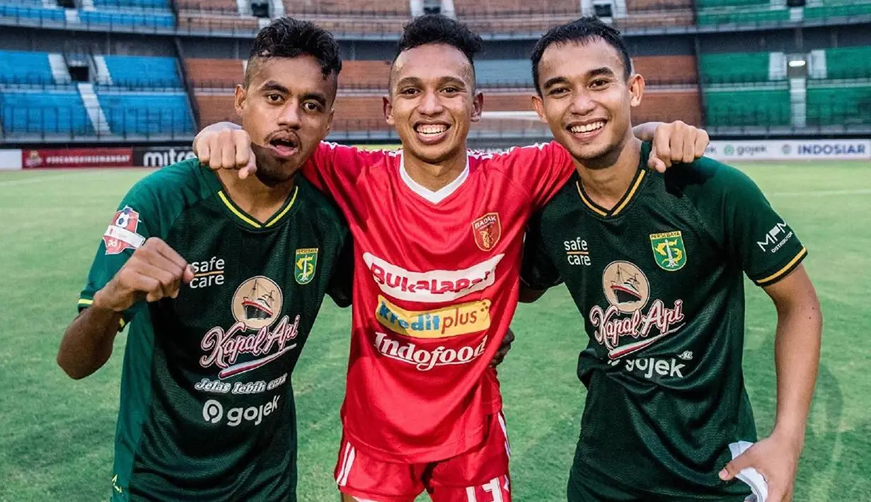 Alwi Slamat, Irfan Jaya dan Abu Rizal Maulana begitu ekspresif saat merayakan keberhasilan Persebaya Surabaya mengunci posisi kedua klasemen akhir Liga 1 2019. Ketiganya menjadi pilar penting bagi pelatih Aji Santoso saat meracik strategi untuk Persebaya. (Liputan6.com/IG/@officialpersebaya)