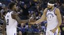 Pemain Golden State Warriors, Jordan Bell (kiri) dan JaVale McGee (kanan) merayakan keberhasilan memasukan bola saat melawan Chicago Bulls pada laga NBA basketball game di Oracle Arena, Oakland, (24/11/2017). Warriors menang 143-94. (AP/Jeff Chiu)