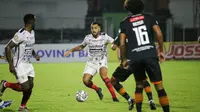 Brwa Hekmat Nouri saat menghadapi Persiraja Banda Aceh di Stadion Kompyang Sujana dalam pekan ke-31 BRI Liga 1 2021/2022. (Maheswara Putra/Bola.com)