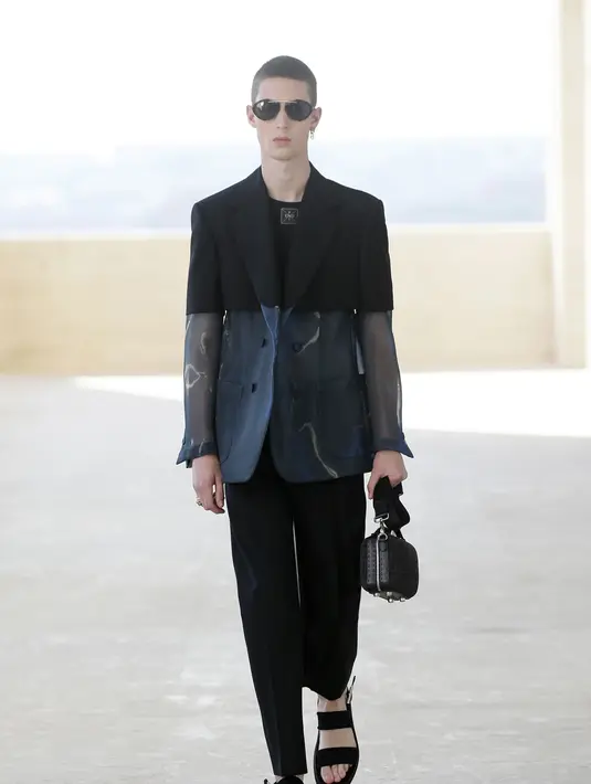 FENDI Men's Spring/Summer 2022 menghadirkan koleksi yang memberi kebebasan bagi para pria dan membuat para perempuan juga ingin memilikinya