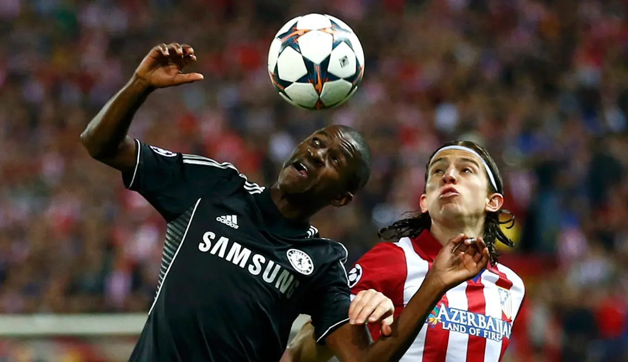 Perebutan penguasaan bola atas diperlihatkan pemain belakang Atl Madrid, Filipe Luis (kanan) dan Ramires (Chelsea) dalam laga pertama semifinal Liga Champions di stadion Vicente Calderon, Madrid, (23/4/2014). (REUTERS/Darren Staples)