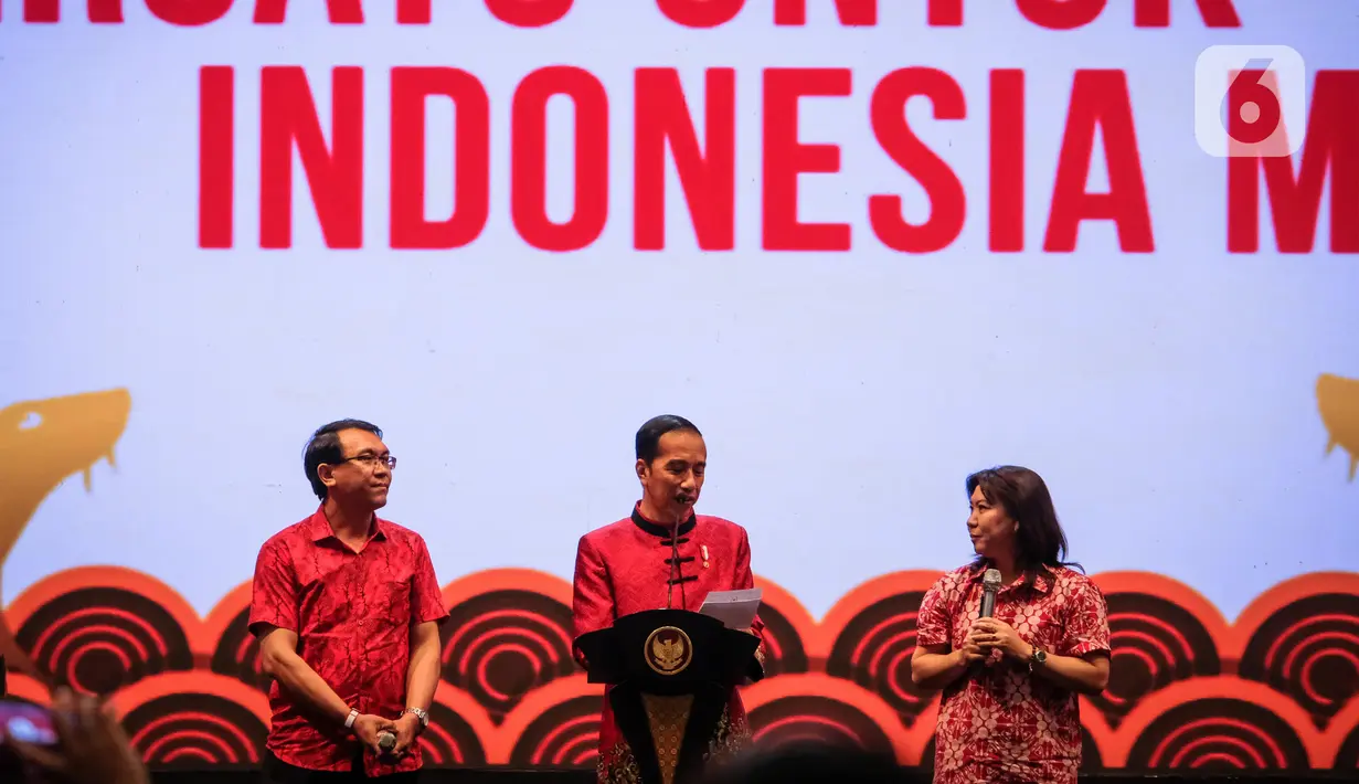 Presiden Joko Widodo (tengah) berbincang bersama peraih medali emas pada Olimpiade 1992, Susi Susanti (kanan) saat Perayaan Imlek Nasional 2020 di ICE BSD Tangerang Selatan, Kamis (30/1/2020). Perayaan Imlek Nasional 2020 mengangkat tema "Bersatu untuk Indonesia Maju". (Liputan6.com/Faizal Fanani)