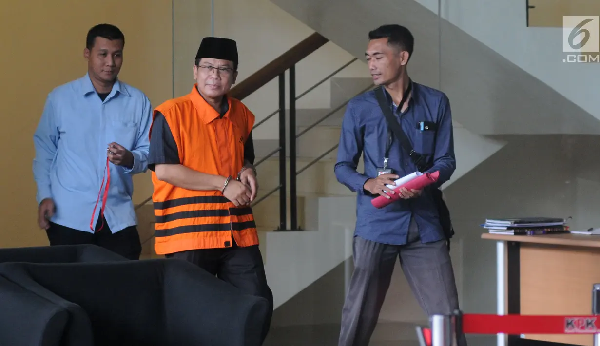 Mantan Wakil Ketua DPR Bidang Keuangan Taufik Kurniawan usai menjalani pemeriksaan lanjutan di Gedung KPK, Jakarta, Kamis (3/1). Taufik diduga menerima suap terkait DAK Kabupaten Kebumem TA 2016. (Merdeka.com/Dwi Narwoko)