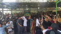 Usai disalatkan di Masjid Agung Kaliwungu, Kendal, selepas Jumatan, ribuan orang mengantar jenazah KH Dimyati Rois ke tempat peristirahatan terakhir. (Liputan6.com/ Ist)