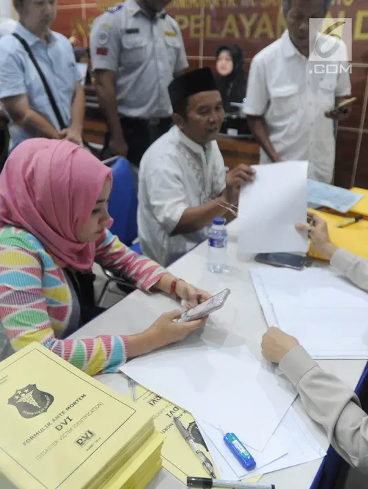 Keluarga korban jatuhnya pesawat Lion Air JT 610 mendatangi Posko Antemortem di RS Bhayangkara Said Sukanto (RS Polri) Kramat Jati, Jakarta Timur (29/10). Posko ini untuk mendukung pengenalan jenazah yang berhasil dievakuasi. (Merdeka.com/Arie Basuki)