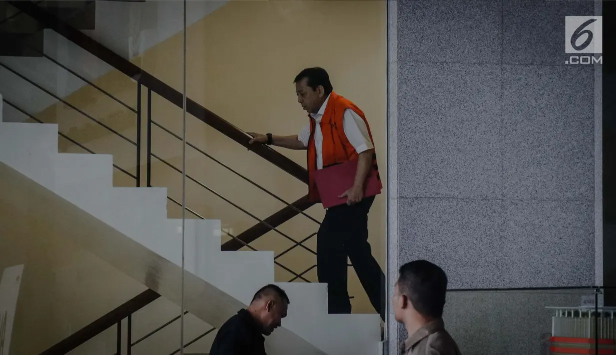 Tersangka kasus korupsi e-KTP Setya Novanto bersiap menjalani pemeriksaan di Gedung KPK, Jakarta, Kamis (30/11). Anggota MKD DPR mengaku pihaknya akan menyarankan kepada Setnov untuk mengundurkan diri dari kursi Ketua DPR. (Liputan6.com/Faizal Fanani)