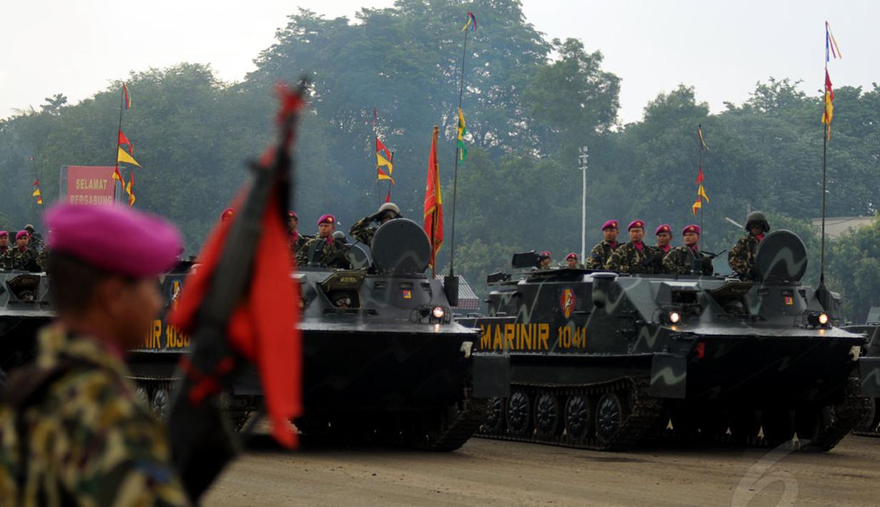 Defile tank amphibi memberikan penghormatan kepada Menhan Ryamizard Ryacudu yang diangkat menjadi warga kehormatan ke-34 di Lapangan Apel Kesatrian Marinir Cilandak, Jakarta, (9/12/2014). (Liputan6.com/Helmi Fithriansyah)