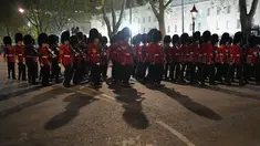 Anggota militer berbaris di dekat Istana Buckingham di pusat kota London, Selasa, 2 Mei 2023 saat latihan untuk penobatan Raja Charles III yang akan berlangsung di Westminster Abbey pada 6 Mei. (AP Photo/Andreea Alexandru)