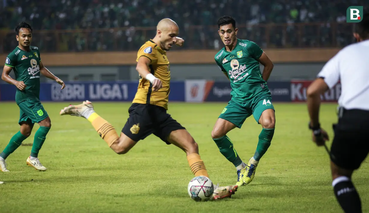 Pemain Bhayangkara FC, Youssef Ezzejjari Lhasnaoui (tengah) berusaha melepaskan tembakan ke arah gawang saat laga pekan ketiga BRI Liga 1 2022/2023 antara Bhayangkara FC melaran Persebaya Surabaya di Stadion Wibawa Mukti, Cikarang, Minggu (07/08/2022). (Bola.com/Bagaskara Lazuardi)