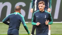 Bek Tottenham Hotspur, Jan Vertonghen, saat sesi latihan jelang laga semifinal Liga Champions di Stadion Johan Cruyff, Rabu (8/5). Tottenham Hotspur akan menghadapi Ajax Amsterdam. (AFP/Emmanuel Dunand)