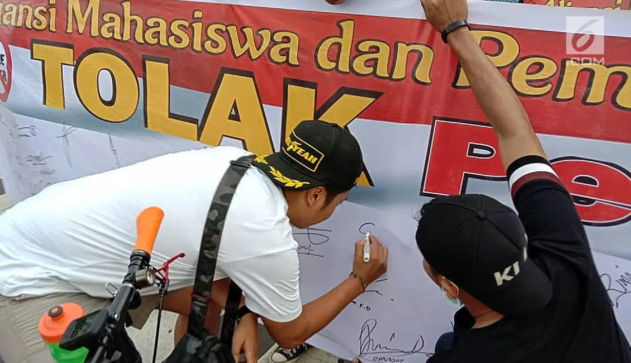 Masyarakat menandatangi spanduk petisi menolak gerakan people power saat car free day (CFD) di kawasan Thamrin, Jakarta, Minggu (19/5/2019). Aliansi Mahasiswa dan Pemuda Cinta NKRI mengajak masyarakat menandatangani petisi mendukung KPU dan Bawaslu pasca Pilpres 2019. (Liputan6.com/Faizal Fanani)