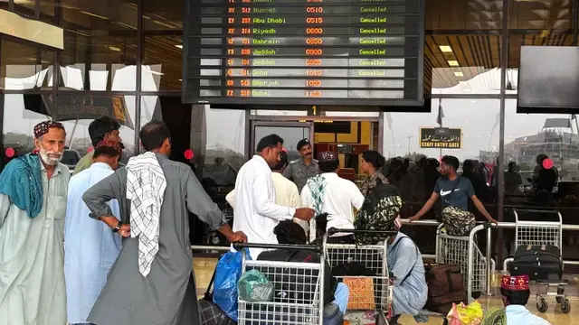 Penumpang menunggu di Bandara Internasional Jinnah, Pakistan setelah sebagian besar penerbangan domestik dan internasional dibatalkan pada hari Rabu (7/5/2025). [Asif Hassan/AFP]
