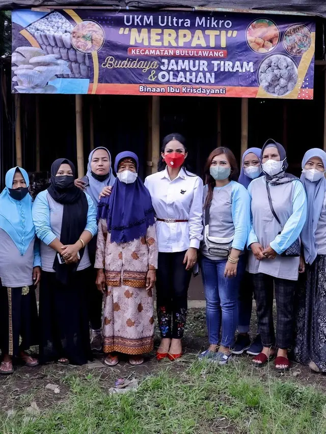 7 Potret Krisdayanti saat Kunjungan Kerja di Kota Batu, Tampil Menawan