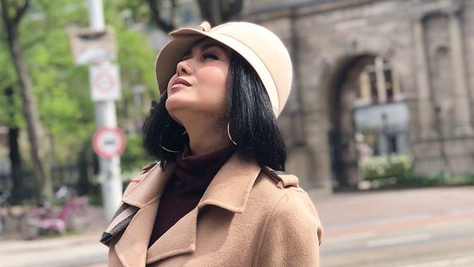 FOTO  Gaya Yuni Shara saat Pakai  Topi  Cantik  dan Modis 
