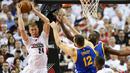Blazers center, Mason Plumlee (24) berusaha keluar dari hadangan pemain Golden State Warriors center, Andrew Bogut (12) pada laga NBA Playoffs di Moda Center, Rose Quarter, Portland, (10/5/2016) WIB. (Mandatory Credit: Jaime Valdez-USA TODAY Sports)