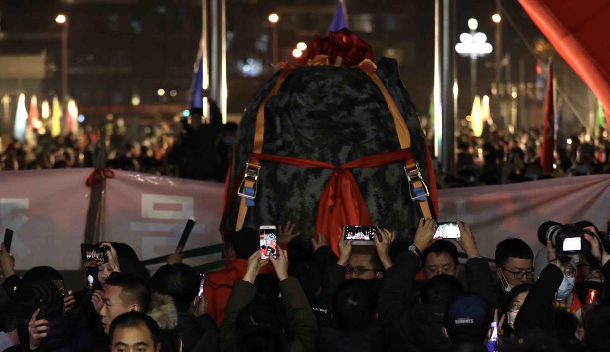 Orang-orang merayakan kedatangan kapsul pembawa pulang (return capsule) wahana antariksa China, Chang'e-5, di Akademi Teknologi Luar Angkasa China di Beijing, ibu kota China (17/12/2020). Kapsul tersebut diterbangkan ke Beijing pada Kamis (17/12) malam waktu setempat. (Xinhua/Jin Liwang)