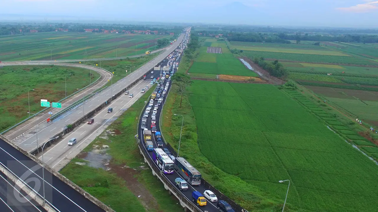 20160702-Foto Udara Ribuan Kendaraan Pemudik Terjebak Antrean di Exit Tol Pejagan-Jawa Tengah