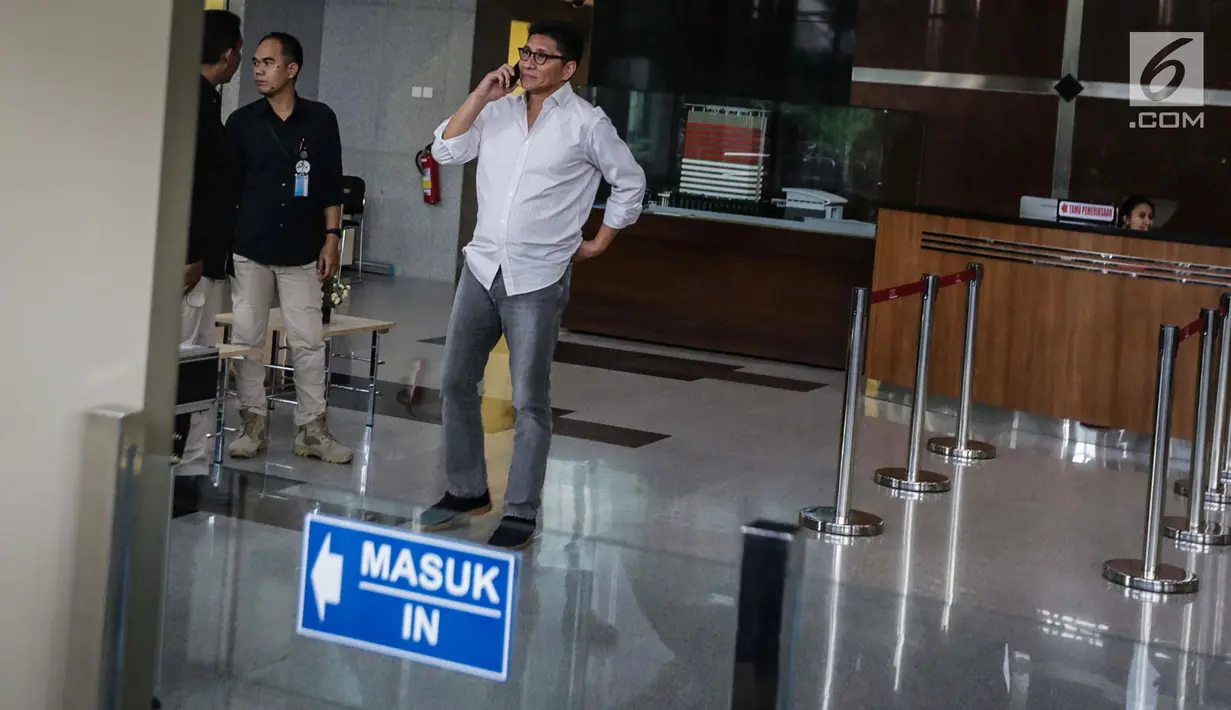 Mantan anggota Badan Anggaran DPR, Mirwan Amir sedang berbicara di telepon usai menjalani pemeriksaan di Gedung KPK, Jakarta, Kamis (4/1). Politisi Partai Demokrat itu diperiksa sebagai saksi terkait kasus korupsi e-KTP. (Liputan6.com/Faizal Fanani)