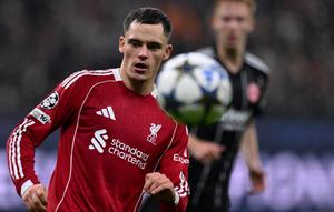 Gelandang Liverpool asal Jerman #07, Florian Wirtz, mengontrol bola dalam pertandingan Liga Champions UEFA antara Eintracht Frankfurt dan Liverpool FC di Frankfurt, Jerman Barat, pada 22 Oktober 2025. (Kirill KUDRYAVTSEV/AFP)