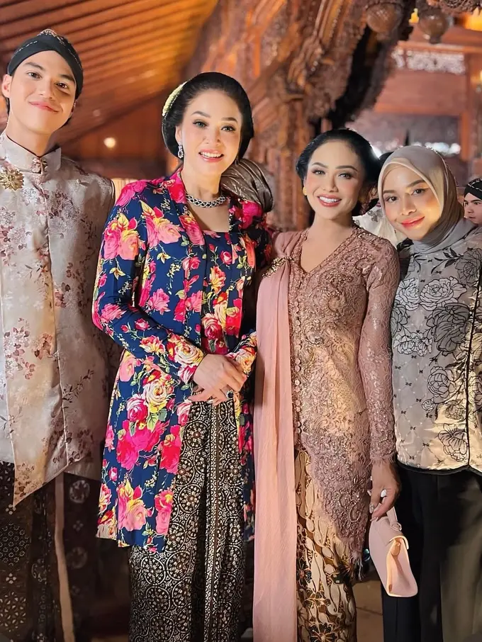 Tampilan Krisdayanti dan Aurel Hermansyah