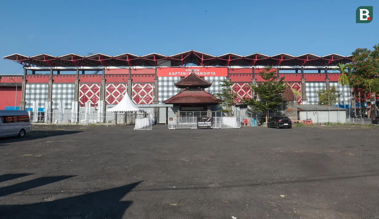 Tampak depan Stadion Kapten I Wayan Dipta di Gianyar, Bali, yang menjadi venue final Piala Presiden 2026. Stadion ini akan menjadi saksi duel Persib Bandung kontra Persebaya Surabaya setelah kedua tim memastikan tiket ke partai puncak usai menyingkirkan Persija Jakarta dan Arema FC di babak semifinal. (KapanLagi.com/Budy Santoso)