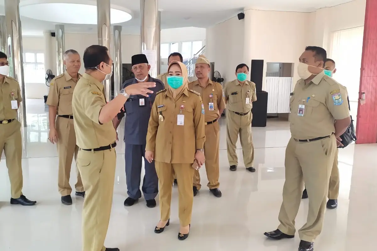 Bupati Purbalingga Dyah Hayuning Pratiwi meninjau aula Lingkungan Industri Kecil (LIK) Logam Purbalingga yang akan dimodifikasi menjadi ruang isolasi darurat untuk menampung PDP yang terus naik, Senin (23/3). (Foto: Liputan6.com/Rudal Afgani Dirgantara)
