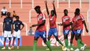 Pemain Gambia U-20 melakukan selebrasi setelah pemain Prancis U-20, Tanguy Zoukrou mencetak gol bunuh diri pada laga lanjutan Grup F Piala Dunia U-20 2023 di Stadion Malvinas, Argentina, Jumat (26/05/2023) WIB. Laga berakhir dengan skor 2-1 untuk kemenangan Gambia. (AFP/Andres Larrovere)
