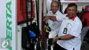 Direktur Pemasaran Pertamina, Ahmad Bambang (Kanan) dan SVP Fuel Marketing Pertamina, Muhamad Iskandar (Kiri)  saat mengecek handle bensin Pertalite di SPBU, Kawasan Abdul Muis, Jakarta, Kamis (23/7/2015). (Liputan6.com/JohanTallo)