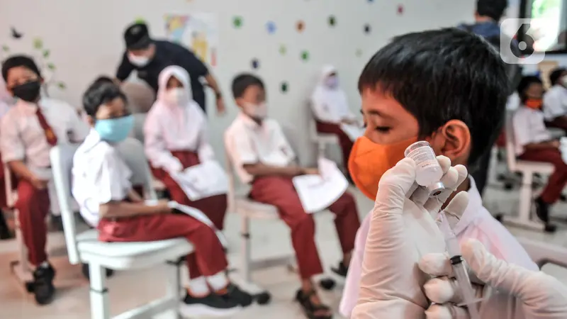FOTO: Anies Tinjau Hari Pertama Vaksinasi Anak Usia 6-11 Tahun