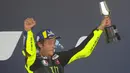 Pembalap Monster Yamaha, Valentino Rossi, merayakan kemenangan di atas podium usai menjuarai MotoGP Andalusia di Sirkuit Jerez, Minggu (26/7/2020). Fabio Quartararo berhasil finis pertama dengan catatan waktu 41 menit 22,666 detik. (AP Photo/David Clares)