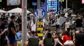 Para pengunjuk rasa memblokir jalan-jalan utama saat mereka berdemonstrasi menuntut pembebasan rekan-rekan mereka yang ditahan dalam protes pada malam sebelumnya di Beograd, Serbia pada 29 Juni 2025. (OLIVER BUNIC/AFP)