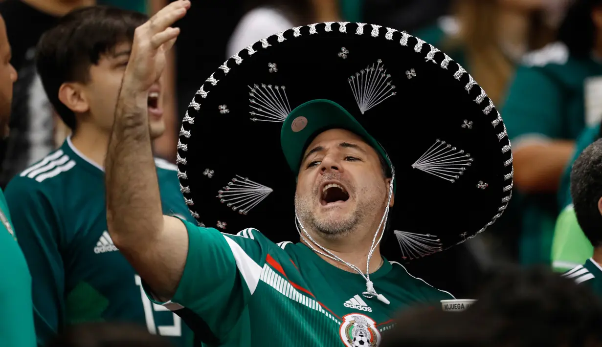 Seorang suporter bersorak sambil mengenakan topi khas Meksiko dalam laga persahabatan antara Meksiko dengan Skotlandia di Stadion Azteca, Mexico City, Meksiko, Sabtu (2/6). Meksiko menang 1-0. (AP Photo/Eduardo Verdugo)