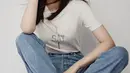 Pada pemotretan Vogue Korea, Honey Lee tampil mengenakan tshirt putih dengan tulisan di bagian depan. Dipadukan dengan jeans.  @honey_lee32