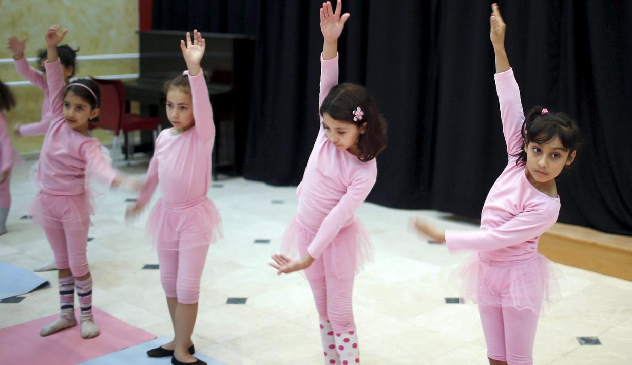 Anak-anak Palestina ini serius berlatih balet yang diselenggarakan oleh Al-Qattan Center for Children, di kota Gaza, Palestina, (25/11/2015). (Reuters/Suhaib Salem).