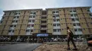 Penampakan depan Rusun Muara Baru, Jakarta, Rabu (22/4/2015). Tampak seorang siswa melintas di depan Rusun Muara Baru. (Liputan6.com/Faizal Fanani)