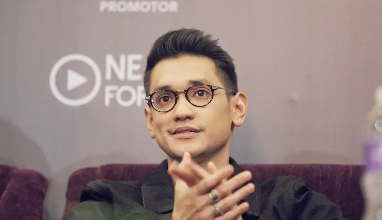 Afgan tampak bertepuk tangan saat press conference konser Dekade. Afgan tampil simpel dengan kenakan kemeja hitam. Afgan mengumumkan akan tampil 2,5 jam penuh diperayaan 10 tahun berkecimpung di dunia musik Indonesia (KapanLagi.com/Nurwahyunan)