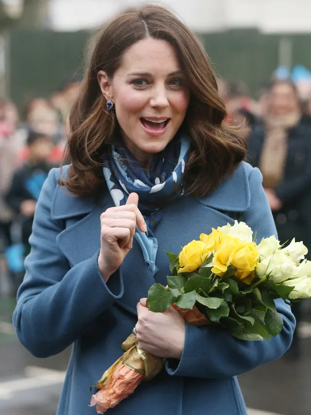 Senyum Semringah Kate Middleton Dapat Hadiah Bunga dari Anak-Anak