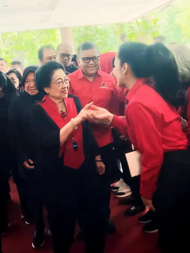Krisdayanti Cium Tangan Megawati