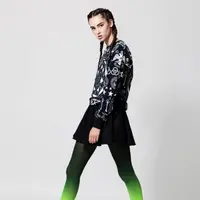 Kalau biasnaya stocking berwarna hitam atau nude, kali ini kamu bisa lihat stocking ombre yang super keren. (via: Boredpanda.com)