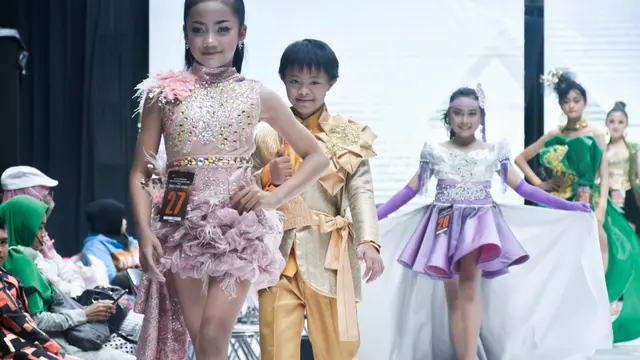 Muhammad Faza Aulia Rahadiyanto (baju kuning), model cilik penyandang down syndrome dari Malang