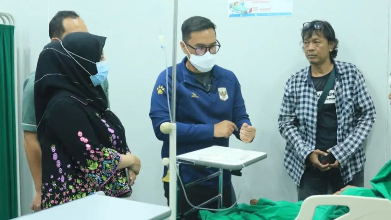 Wakil Wali Kota Tangsel, Pilar Saga Ichsan menjenguk korban ledakan ruko di Pasar Cimanggis.