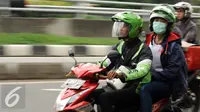 Pengendara ojek online melintas di Jalan Gatot Subroto, Jakarta, Jumat (18/12/2015). Setelah sempat dilarang pengoperasiannya oleh Kementerian Perhubungan, kini ojek online diperbolehkan beroperasi kembali. (Liputan6.com/Helmi Fithriansyah)