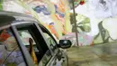 Orang-orang duduk di mobil mereka menikmati pameran seni Vincent Van Gogh di Toronto, Ontario, Kanada pada 3 Juli 2020. Pameran seni di masa pandemi Covid-19 mendatangkan ide kreatif para penyelenggara kegiatan dengan memamerkan hasil karya seni lewat konsep drive-in. (Cole BURSTON/AFP)