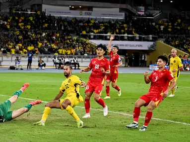 Pemain Malaysia, La'Vere Corbin-Ong mencetak gol ke gawang Vietnam dalam laga Grup F Kualifikasi Piala Asia 2027 di Stadion Nasional Bukit Jalil, Kuala Lumpur, Malaysia, Selasa (10/06/2025). (AFP/Mohd Rasfan)