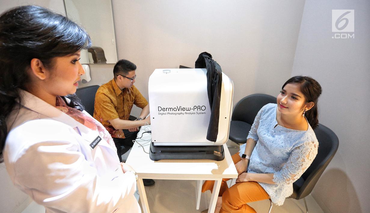 Pasien usai menjalani skin analyzer di RS EMC Poli Klinik Plastic Surgery & Aesthetic Center, Sentul, (3/9). Poli klinik ini dapat melakukan non Invasive: Laser Treatment (Tatto Removal all Colour, Vagina Tightening). (Liputan6.com/Faizal Fanani)