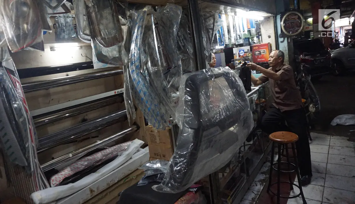 Suasana aktivitas jual beli di Pasar Cipete, Jakarta, Sabtu (10/8/2019). Rencana revitalisasi 21 pasar tradisional di ibu kota yang ditargetkan rampung pada tahun 2021 terancam molor lantaran hingga kini status lahan pasar masih dalam proses perubahan sertifikasi. (Liputan6.com/Angga Yuniar)
