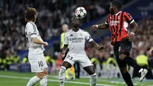 Bek Real Madrid asal Prancis Ferland Mendy (tengah) ditantang oleh gelandang Amerika AC Milan Yunus Musah selama pertandingan sepak bola hari ke-4 fase liga Liga Champions UEFA antara Real Madrid CF dan AC Milan di stadion Santiago Bernabeu di Madrid pada tanggal 5 November 2024.OSCAR DEL POZO / AFP