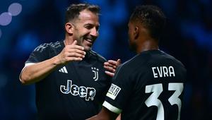 Selebrasi mantan pemain Juventus yang mewakili Tim Hitam, Alessandro Del Piero bersama rekannya, Patrice Evra setelah mencetak gol ke gawang Tim Putih dalam laga persabatan mini soccer 7 lawan 7 di Pala Alpitour, Turin, Rabu (11/10/2023) dini hari WIB yang diikuti para legenda Juventus dalam rangkaian perayaan 100 tahun Keluarga Agnelli mengakuisisi Juventus. Hasil laga dimenangkan Tim Putih 9-6 atas Tim Hitam. (AFP/Marco Bertorello)