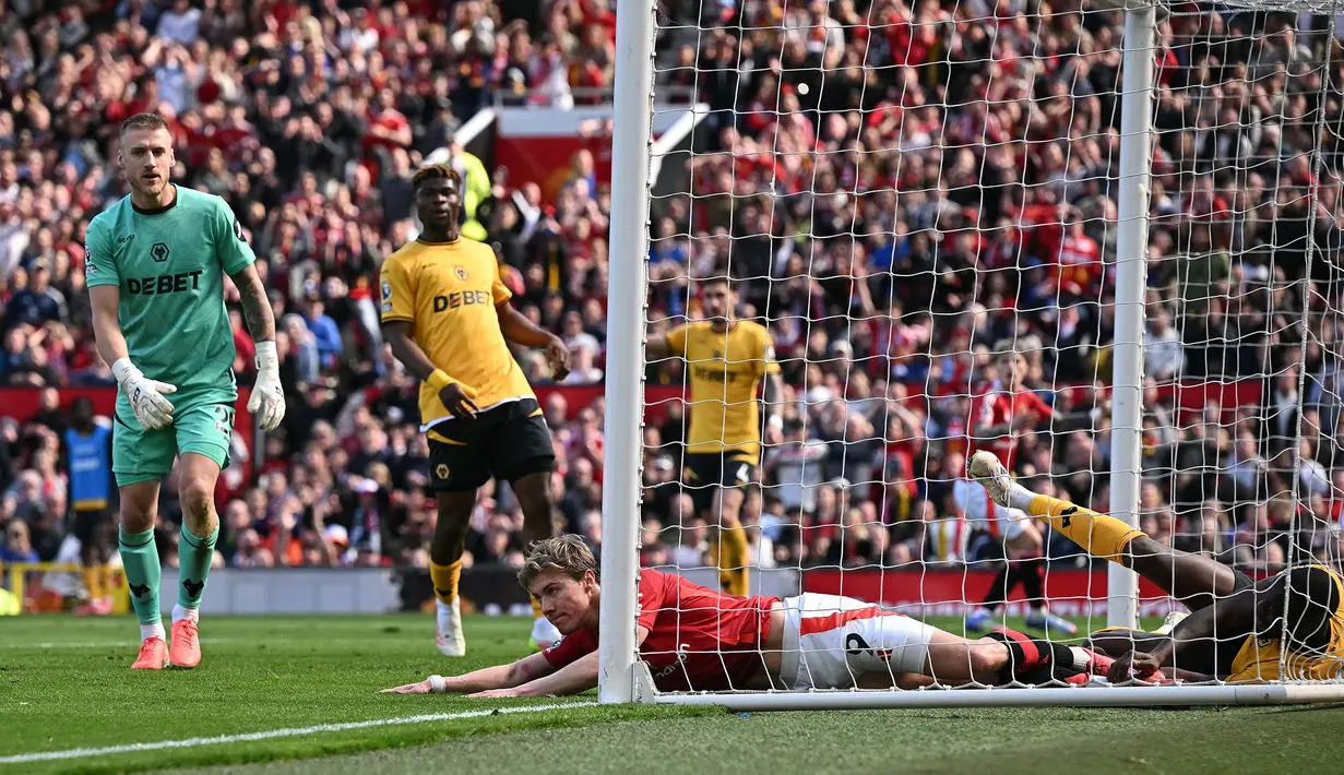 Ekspresi kecewa pemain Manchester United, Rasmus Hojlund setelah gagal mencetak gol ke gawang Wolves dalam laga lanjutan Liga Inggris 2024/2025 di Old Trafford, Inggris, Minggu (20/04/2025) waktu setempat. (AFP/Paul Ellis)