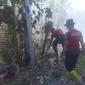 Petugas berusaha memadamkan kebakaran di hutan jati Situbondo. (Istimewa)